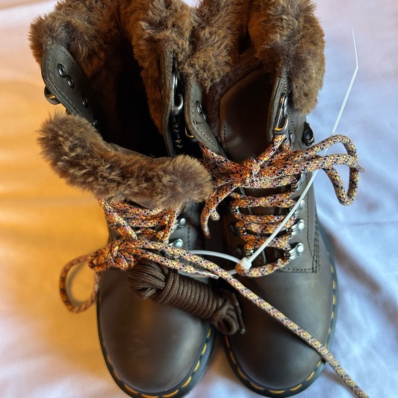 Doc Martens Serena 1460 Wyoming faux fur lined cuff boot. Women’s size 5 - Picture 5 of 9